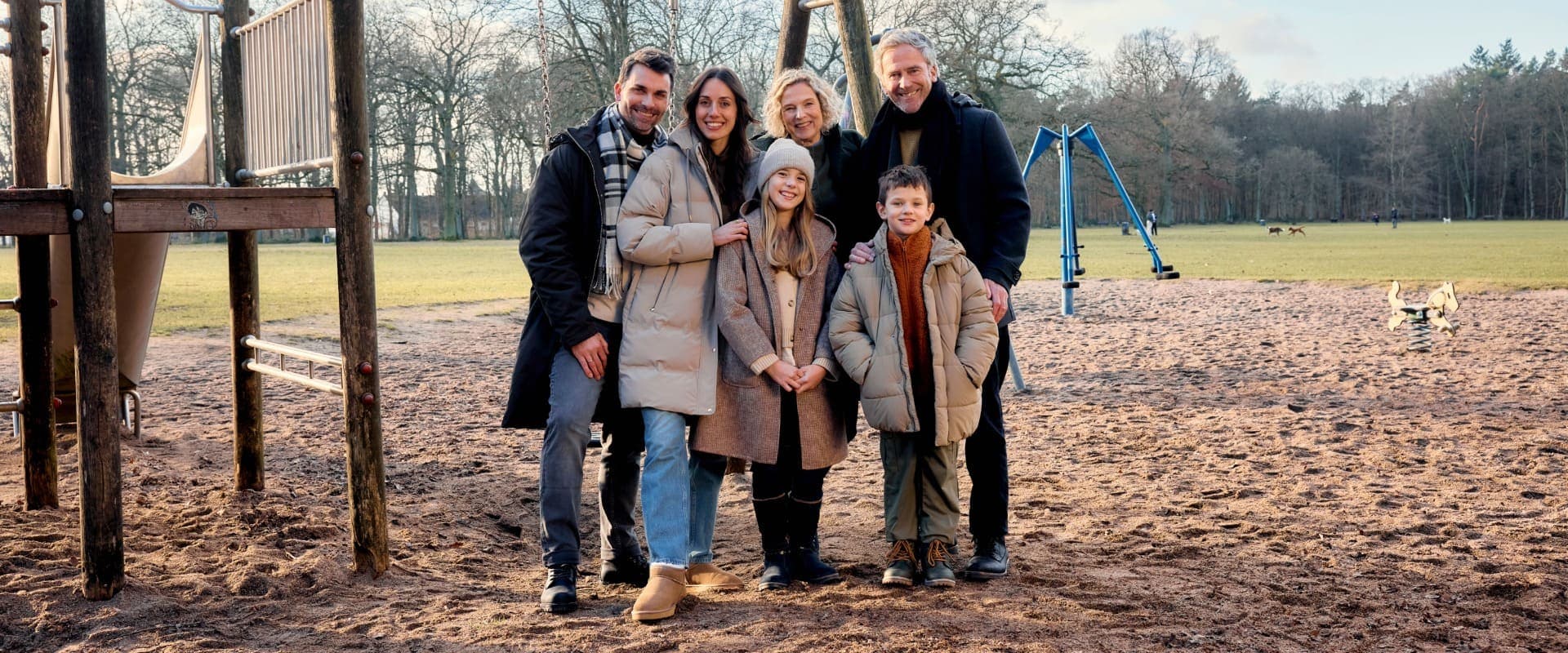 Schuhpark Familie auf Spielplatz