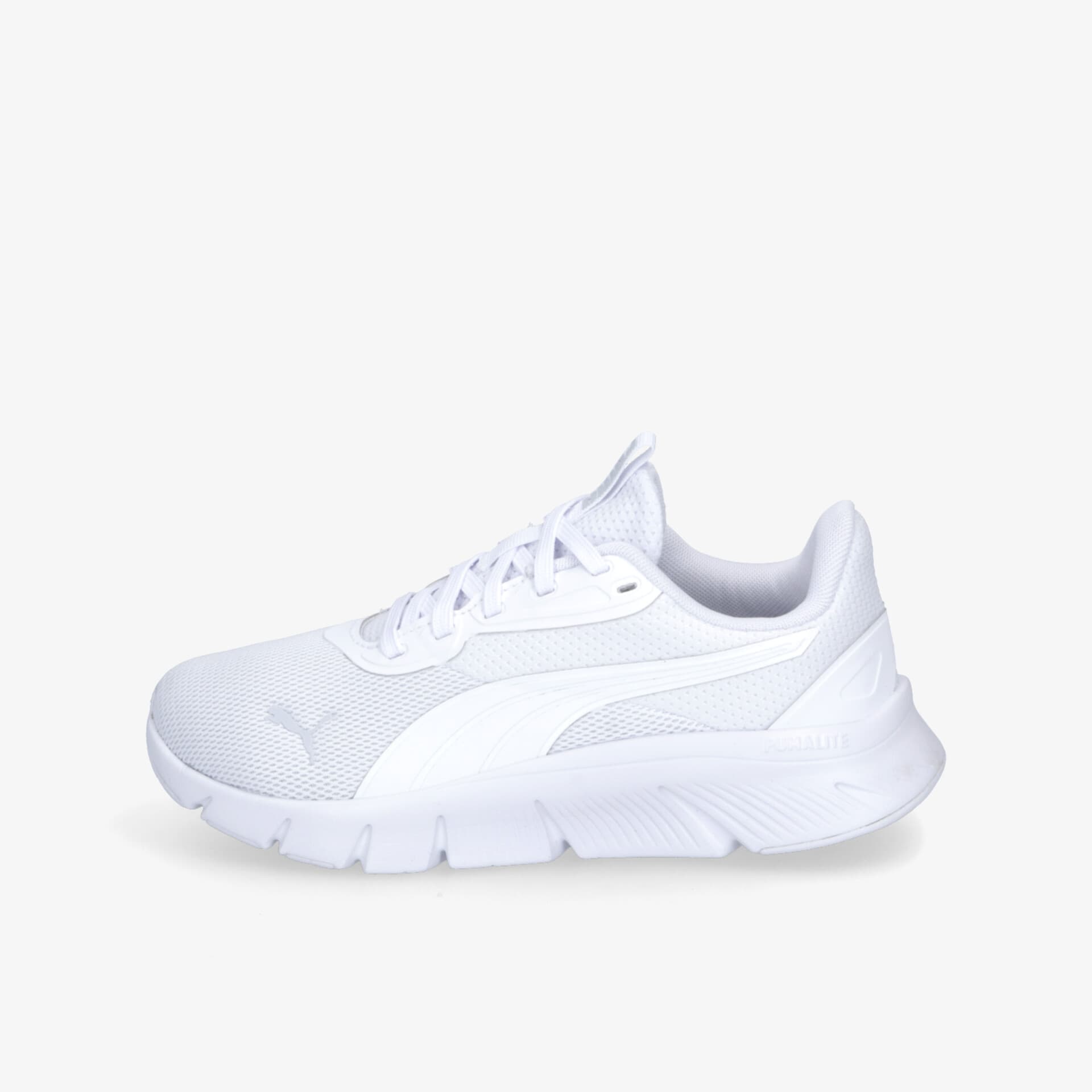 Weißer sportlicher Sneaker seitlich mit leichter, atmungsaktiver und komfortabler Konstruktion