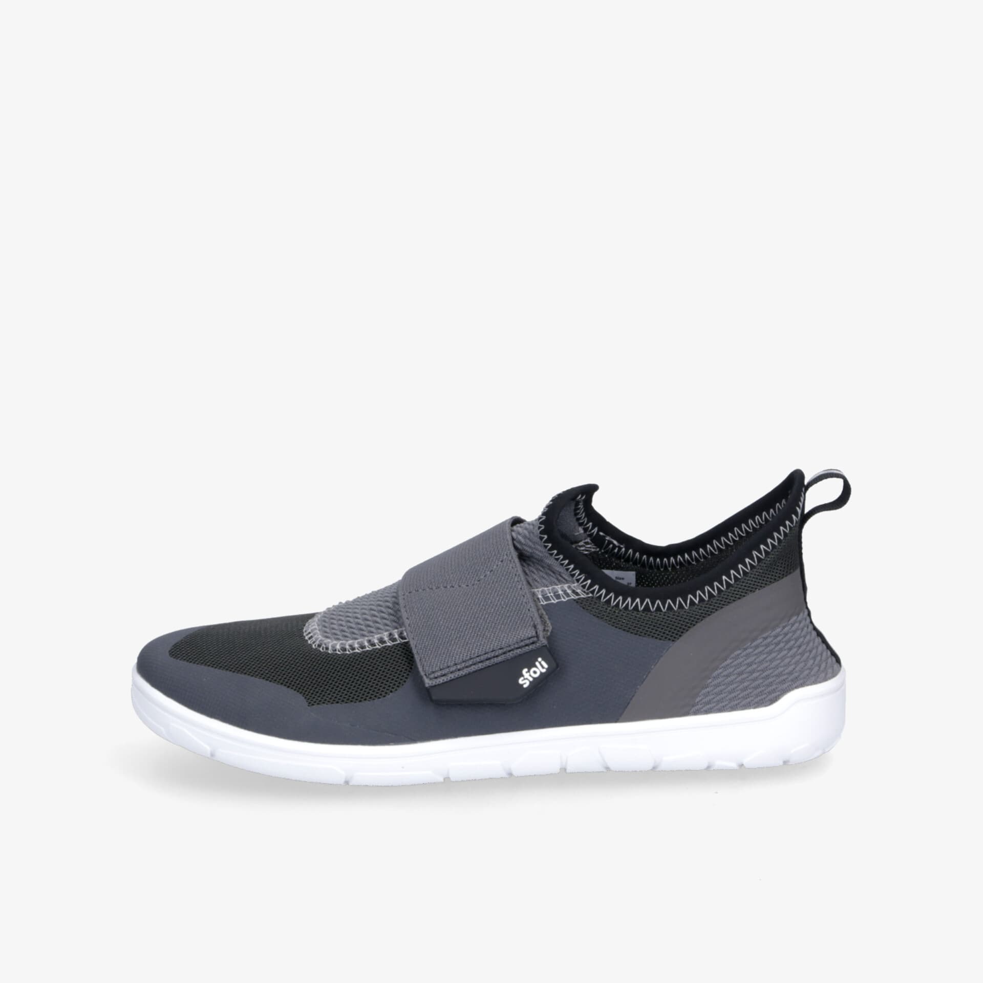 Moderner grauer Sneaker seitlich mit elastischem Material, Klettverschluss und rutschfester weißer Sohle für hohen Tragekomfort