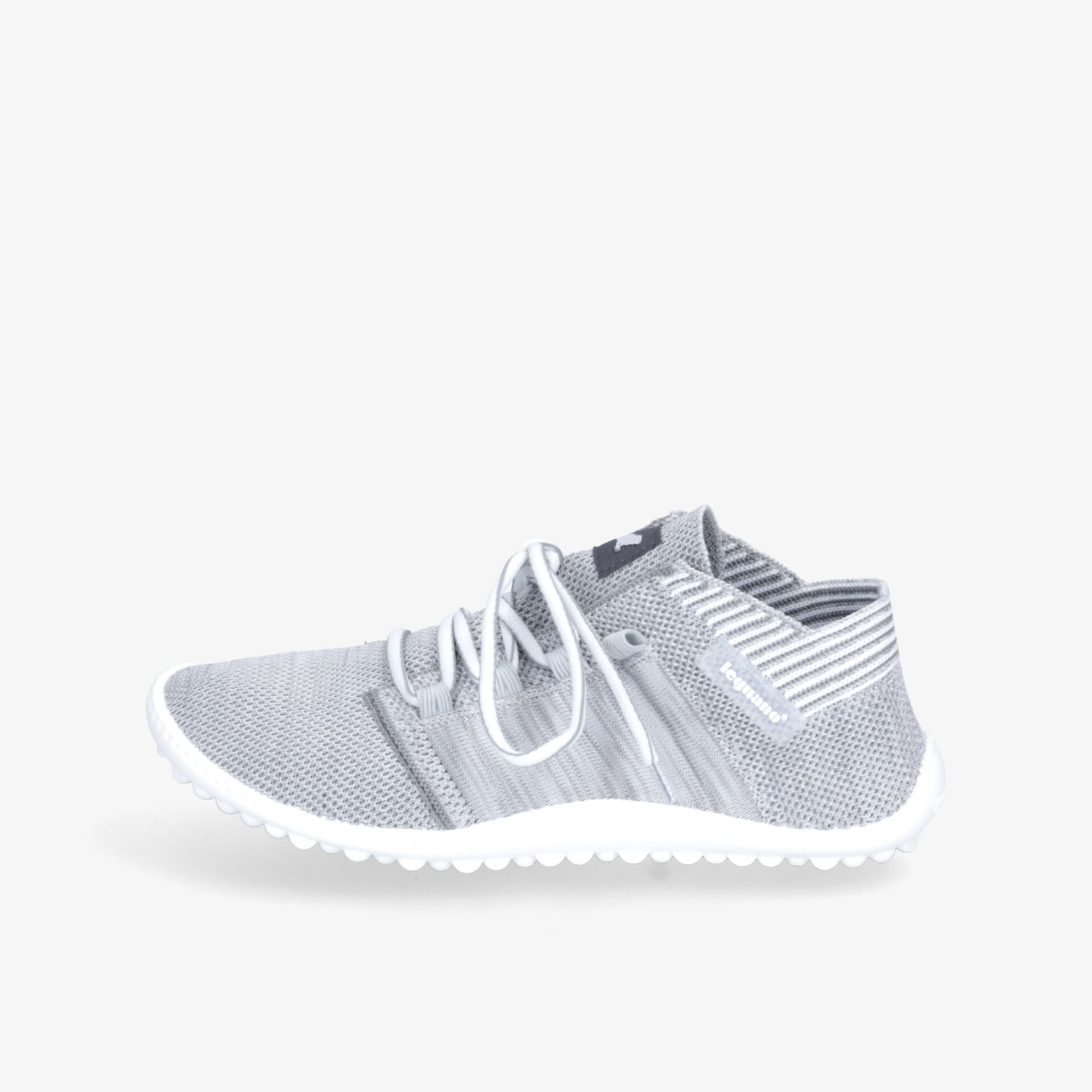 Leichter, atmungsaktiver Sportschuh in Grau mit weißer Sohle für optimalen Tragekomfort und Flexibilität.