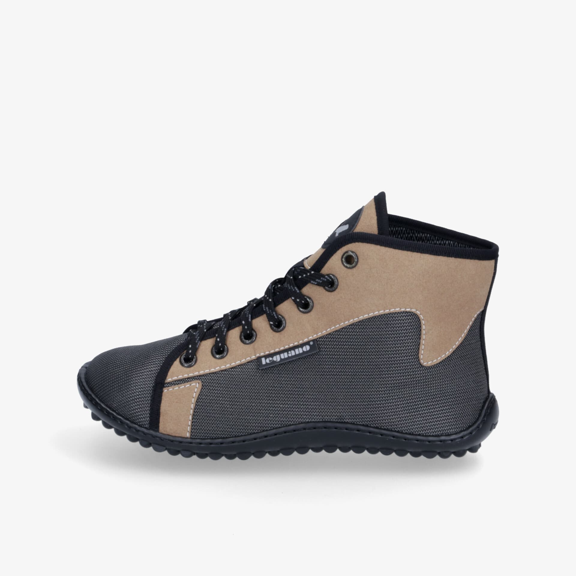 Moderner Sneaker in Schwarz und Beige mit robuster Sohle und zeitlosem Design für vielseitige Einsatzmöglichkeiten.