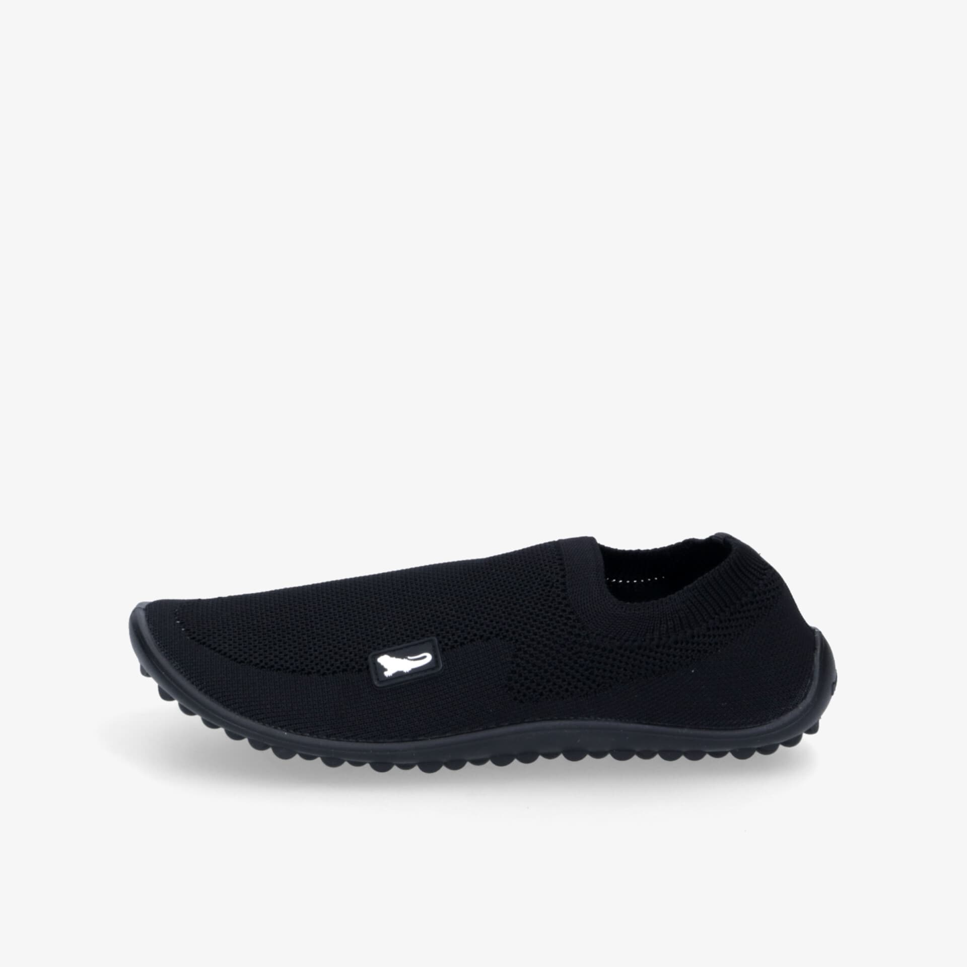 Schwarzer, leichter Schuh seitliche Ansicht mit flexiblem Material und rutschfester Sohle